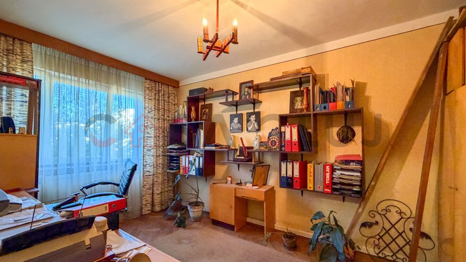 4 camere decomandate etaj intermediar, zona ''La Terenuri" - Poză 3