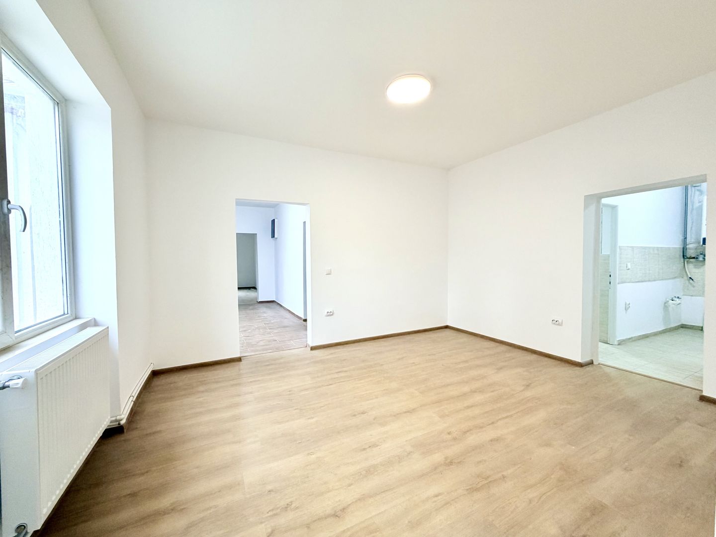 Spațiu comercial de închiriat – artera principală în nordul orașului. - Poză 2