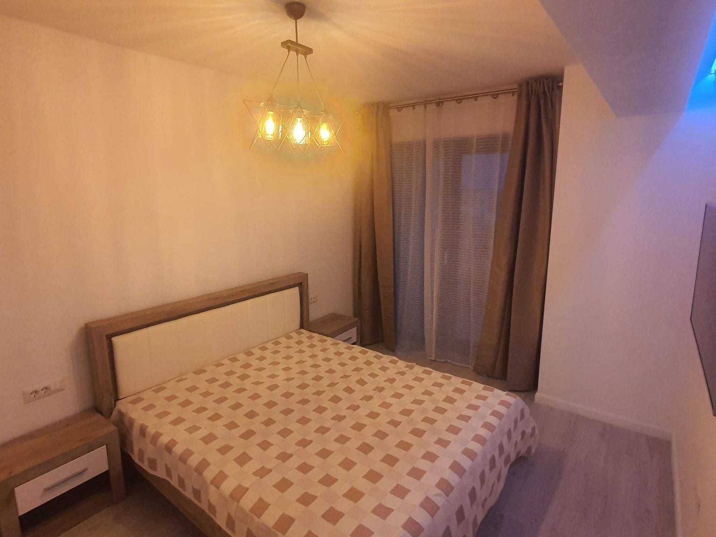 Inchiriere apartament 2 camere,lux, mobilat, loc de joaca si barbeque - Poză 4