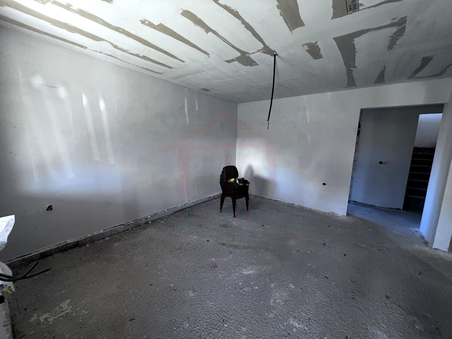 Vanzare casa P+M in Sendreni( in spatele Primariei), pret 99 000 euro - Poză 22