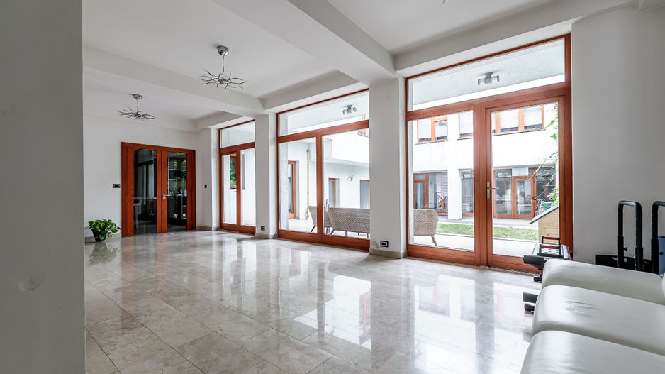 De Vânzare Clădire Ideală pentru Centru de Afaceri în Arad - Poză 1