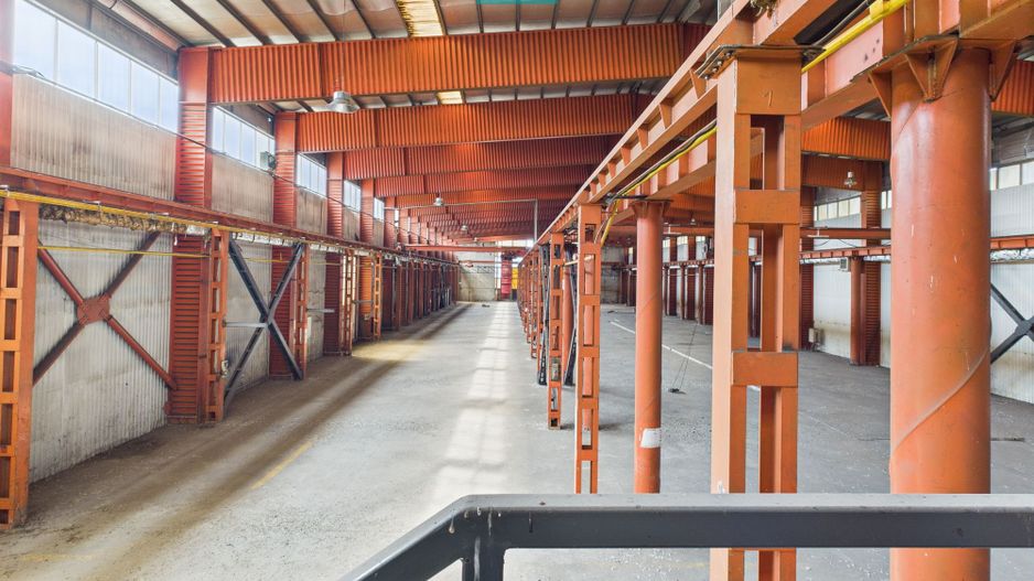 Hală industrială cu pod rulant și parcare betonată - Poză 5