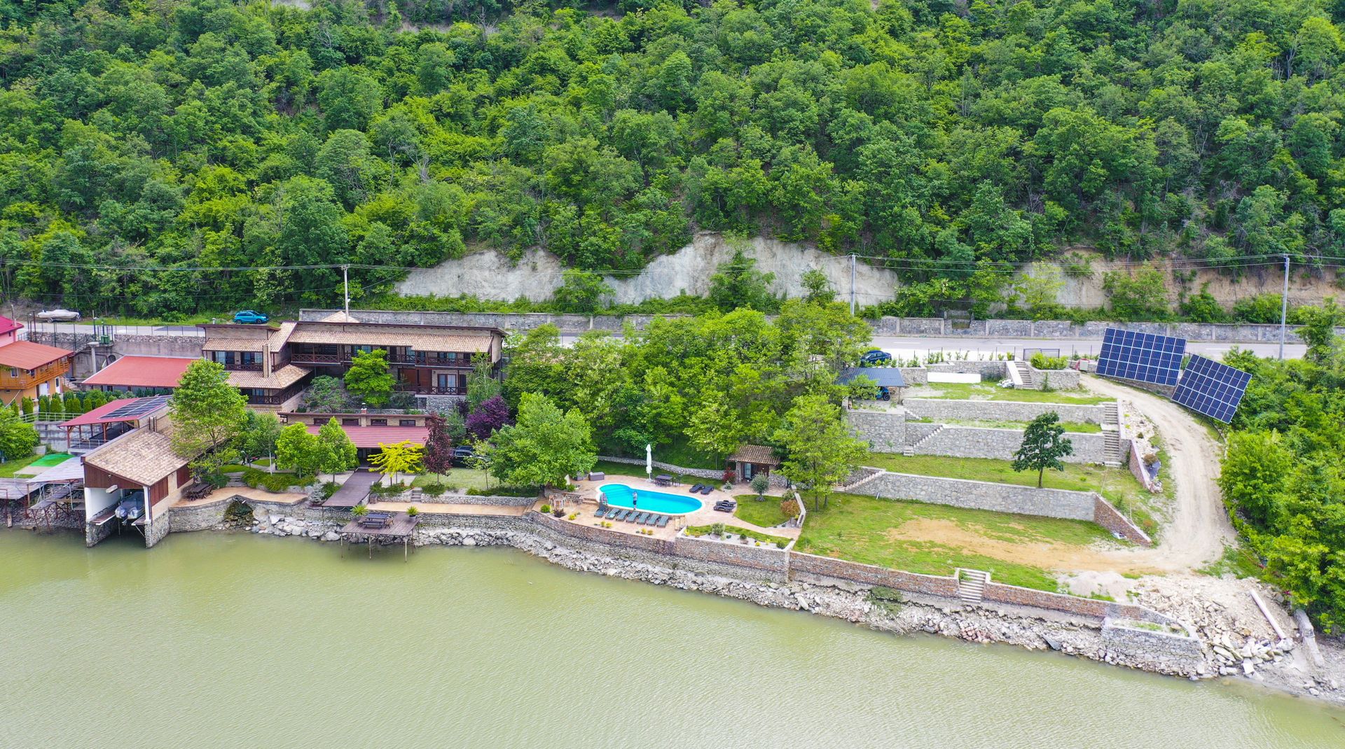 Pensiune de Lux pe Malul Dunării în Dubova - Poză 5