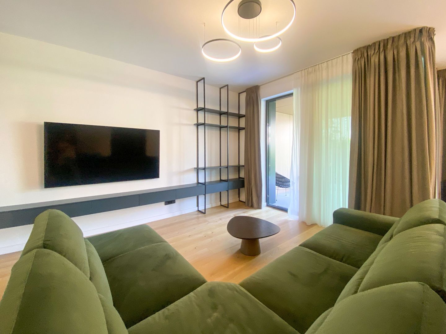 Chirie | Vilă 5 camere 240mp | Curte | Parcare inclusă - Poză 1