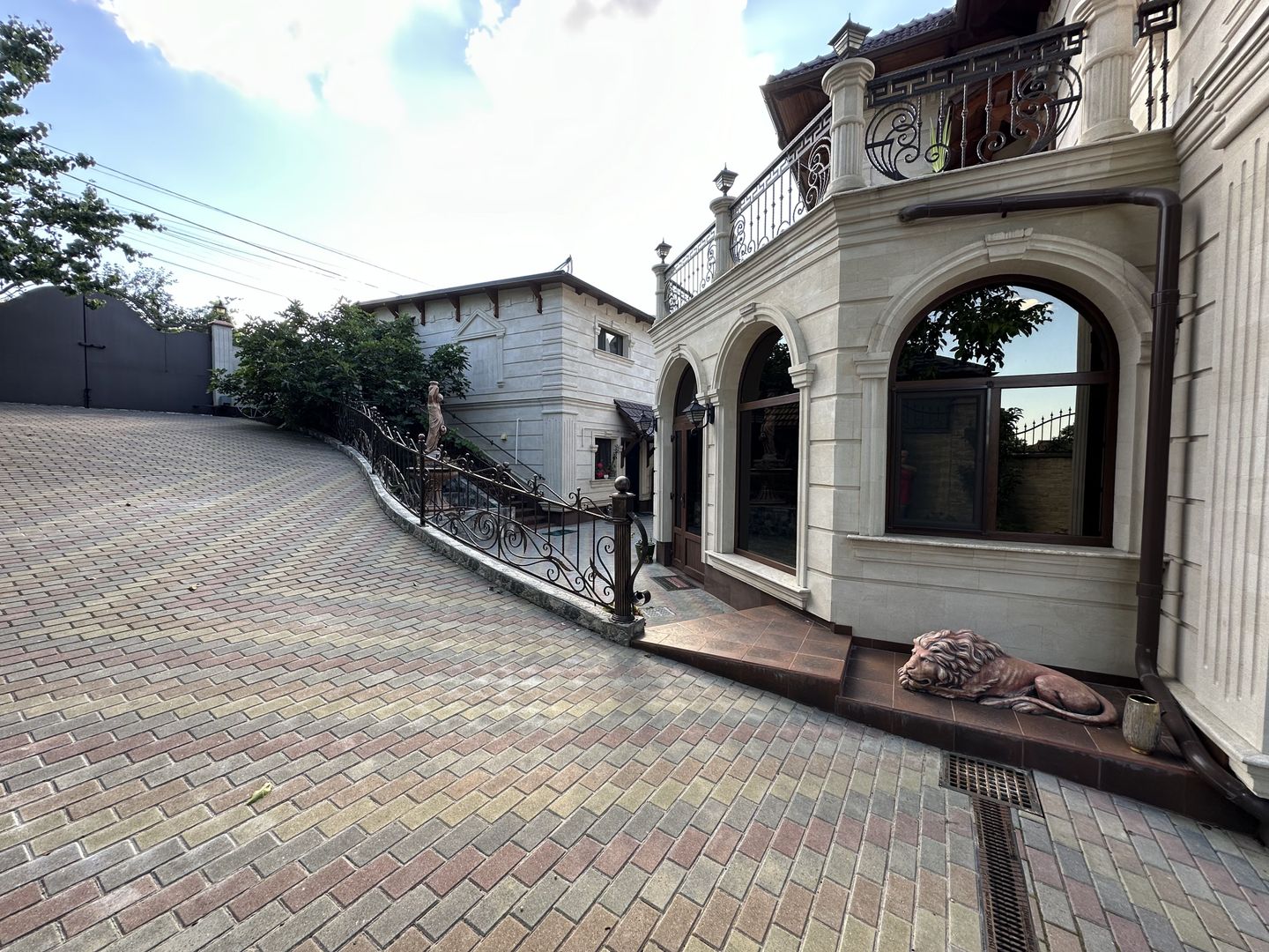 Casă în Buiucani, de vânzare, cu suprafața de 338m2. Pe teren de 14 ari. - Poză 4