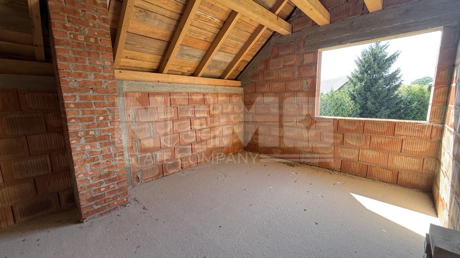 Casă de vânzare la roșu  | 220 mp | 1.200 mp teren - Poză 9