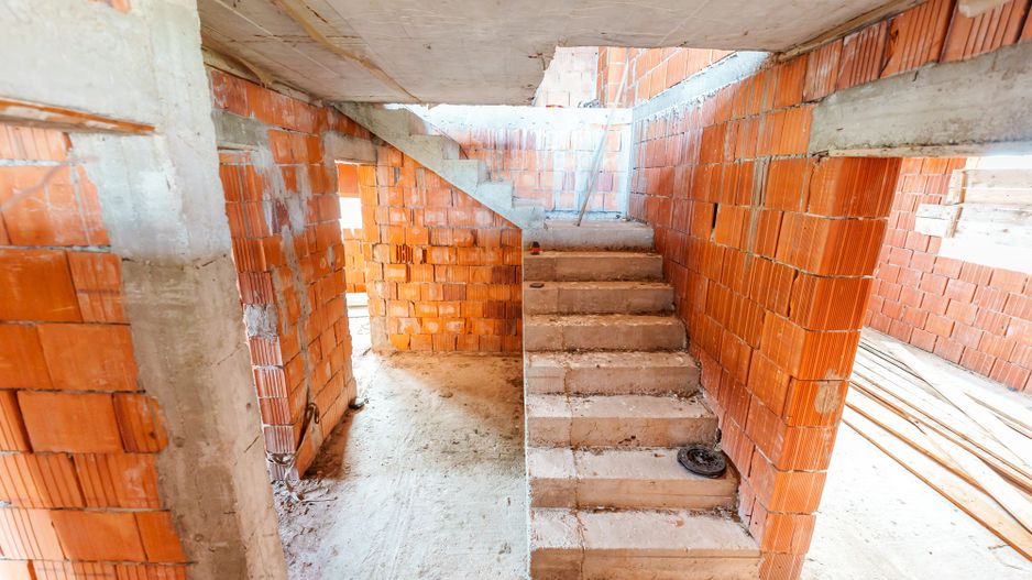 Casă la roșu cu teren Beliu - Poză 7