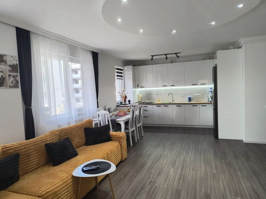 Apartament 3 camere, 2 bai, balcon, Teilor - Poză 1