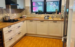 Vilă P+1+M renovată în 2022, cu grădină, în complex privat păzit - Poză 2