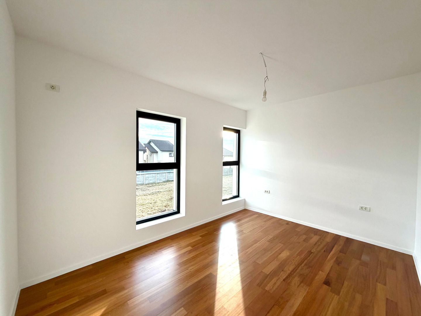 Duplex modern - 5 camere - toate utilitatile - Sacalaz - Poză 9