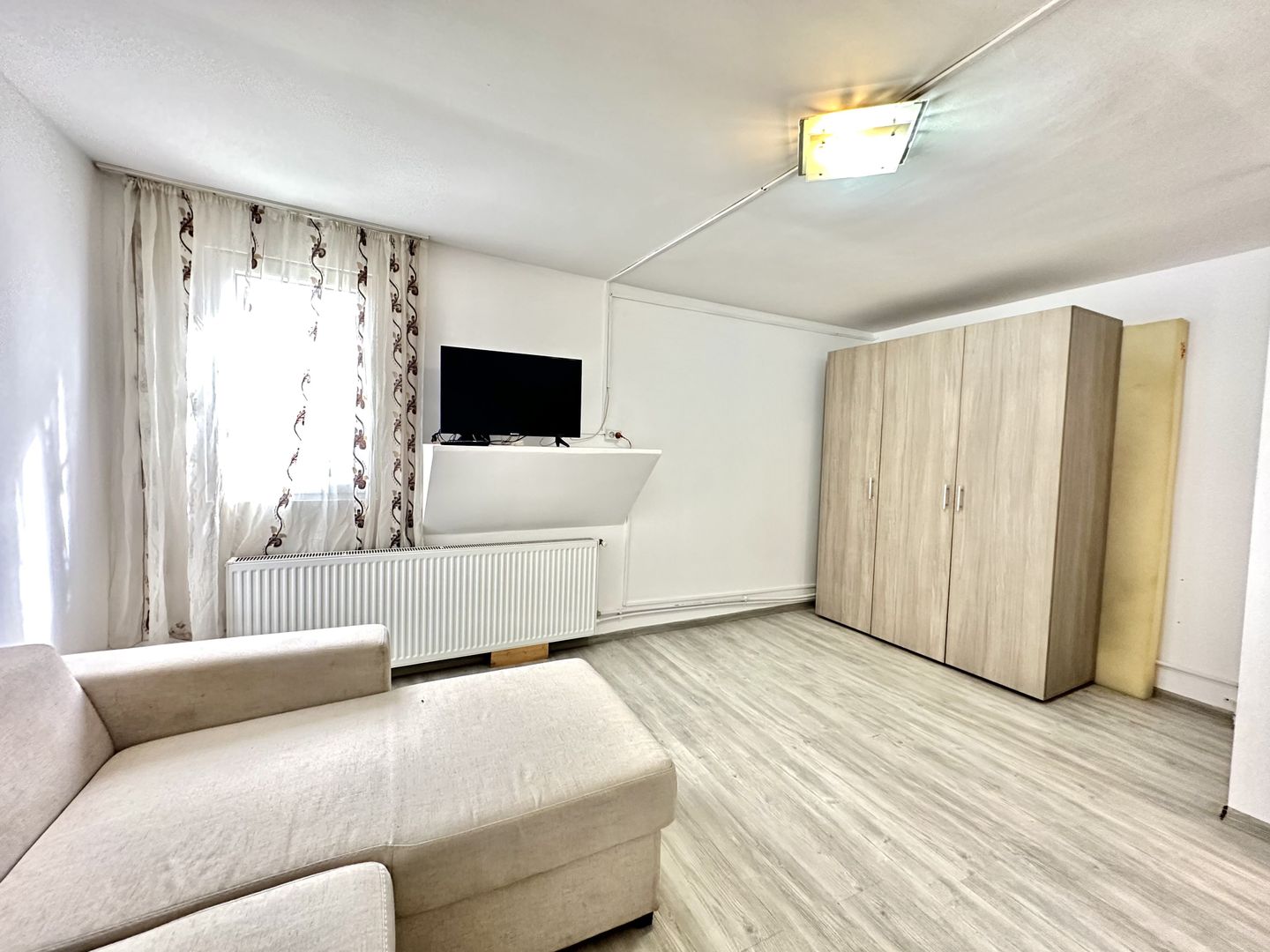 Casă de închiriat în Stupinii – zonă liniștită, aproape de Brașov - Poză 1