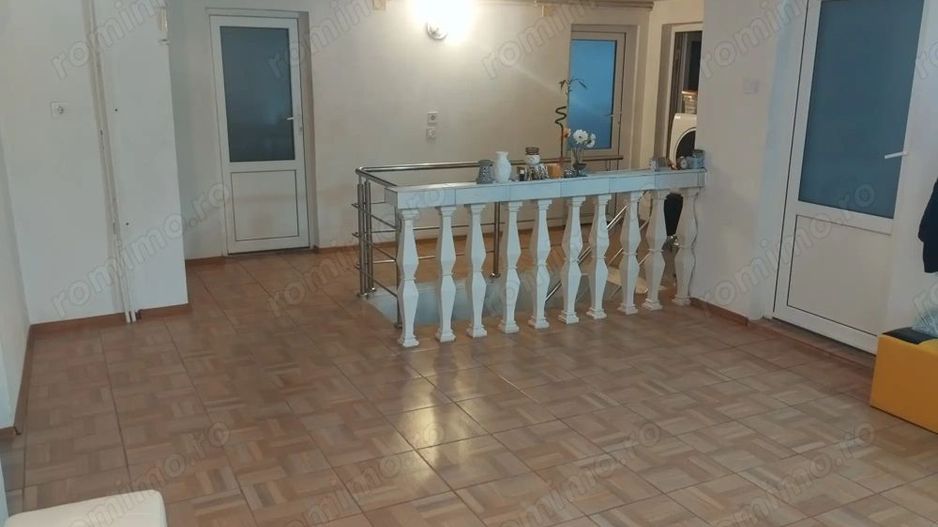 Casă de vânzare cu teren 920 mp - Poză 2