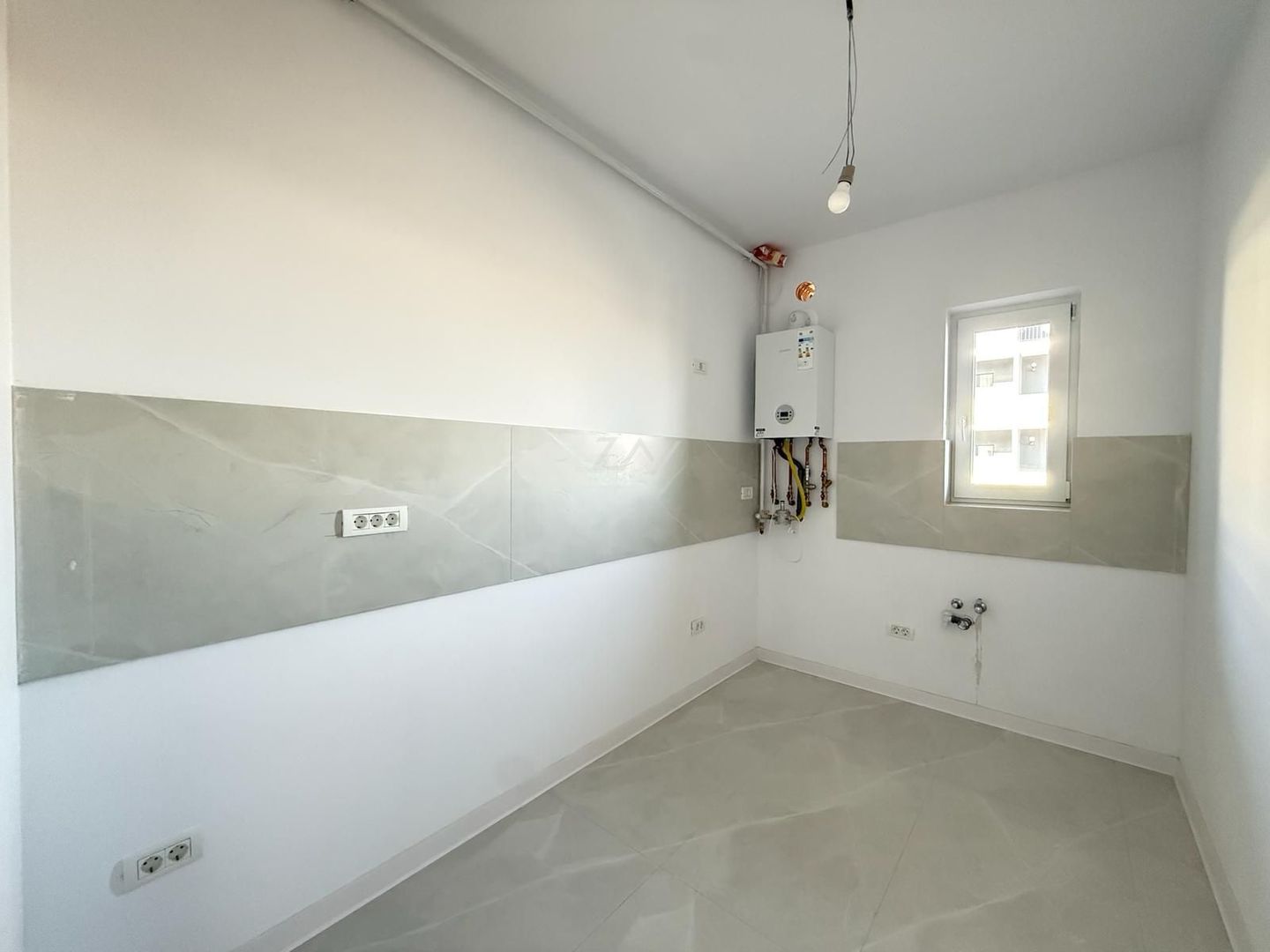 Bloc FINALIZAT la asfalt. Etaj 1. Decomandat. Disponibil imediat. - Poză 3