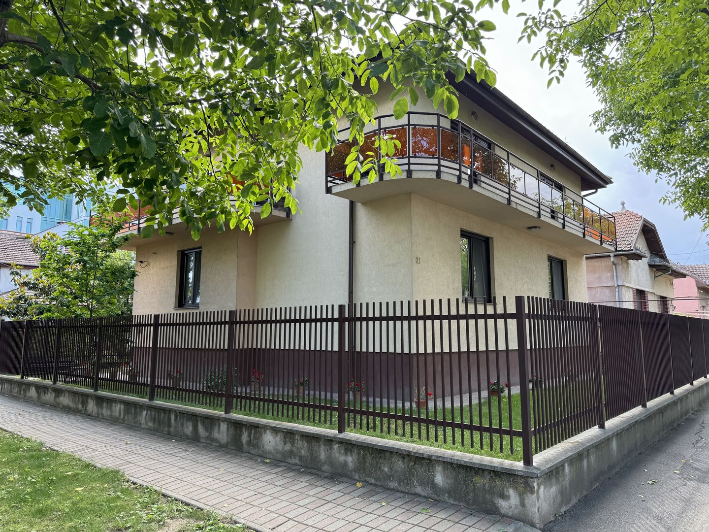 Casa de vânzare zona Favorit - Poză 3