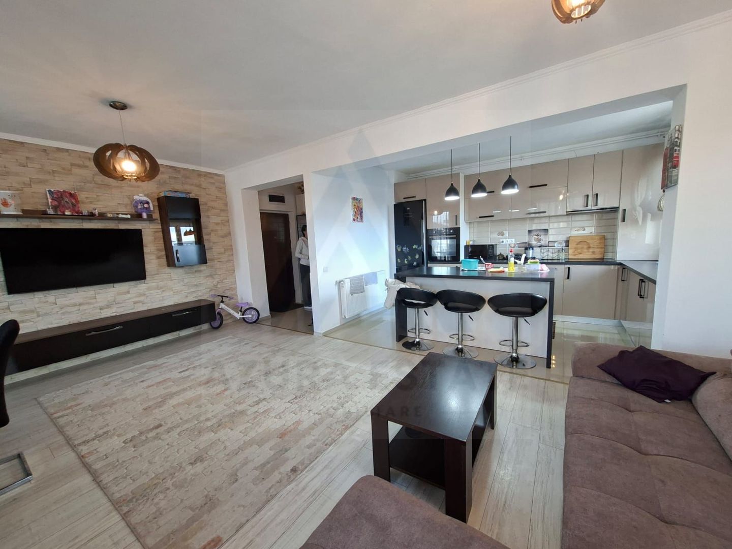 Apartament modern 3 camere 2 bai si 2 locuri de parcare in Selimbar - Poză 2