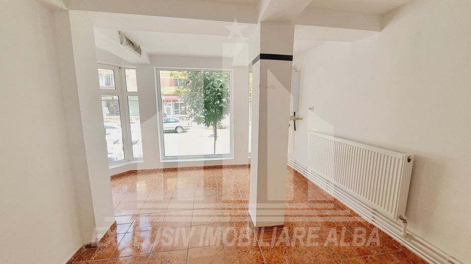 Spatiu comercial de vanzare in Cetate zona piata - Poză 1