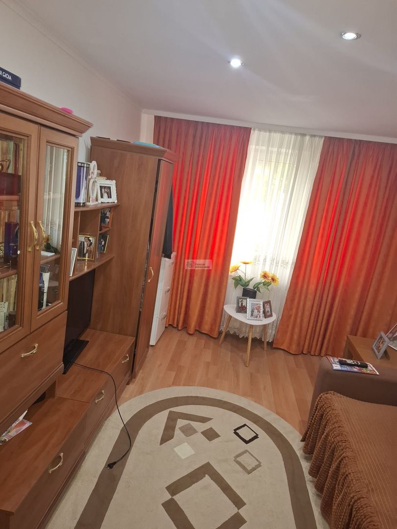 Apartament 3 camere,etaj 3/3,  renovat,65000 euro neg, Policlinica 2 - Poză 3