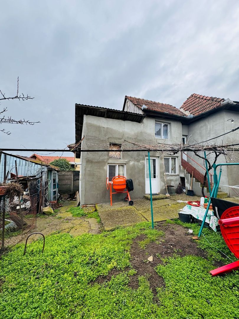 Casa de vanzare cu 2 camere si teren 1068 mp zona Renașterii - Poză 1