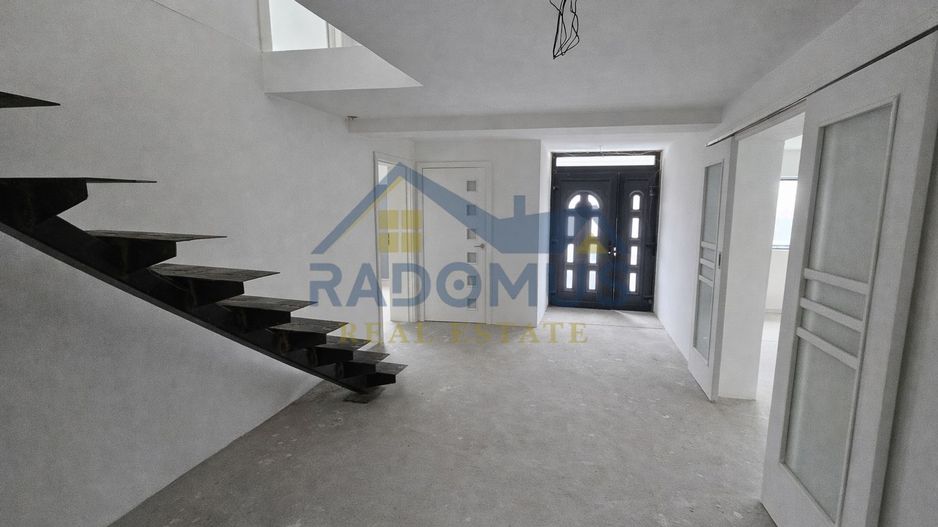 Vila Tătărani - 280 mp utili - 500 mp Teren - 8 Camere + 4 Băi - Poză 3