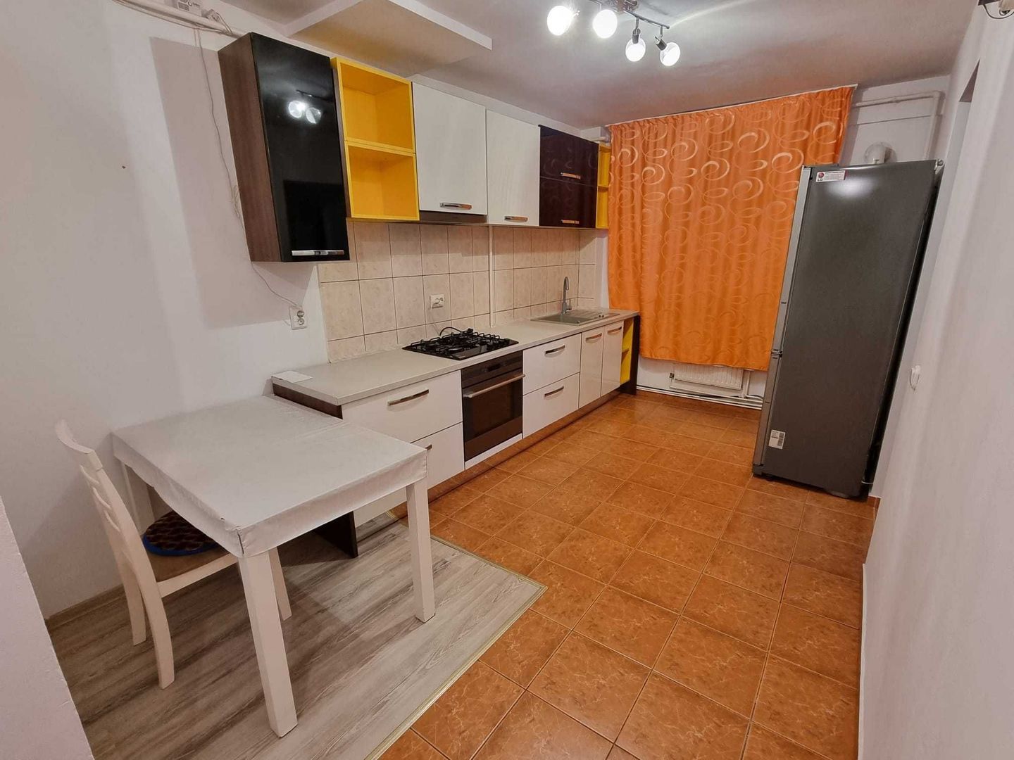 Apartament insorit, centrala termica proprie, boxa depozitare la subsol. - Poză 2