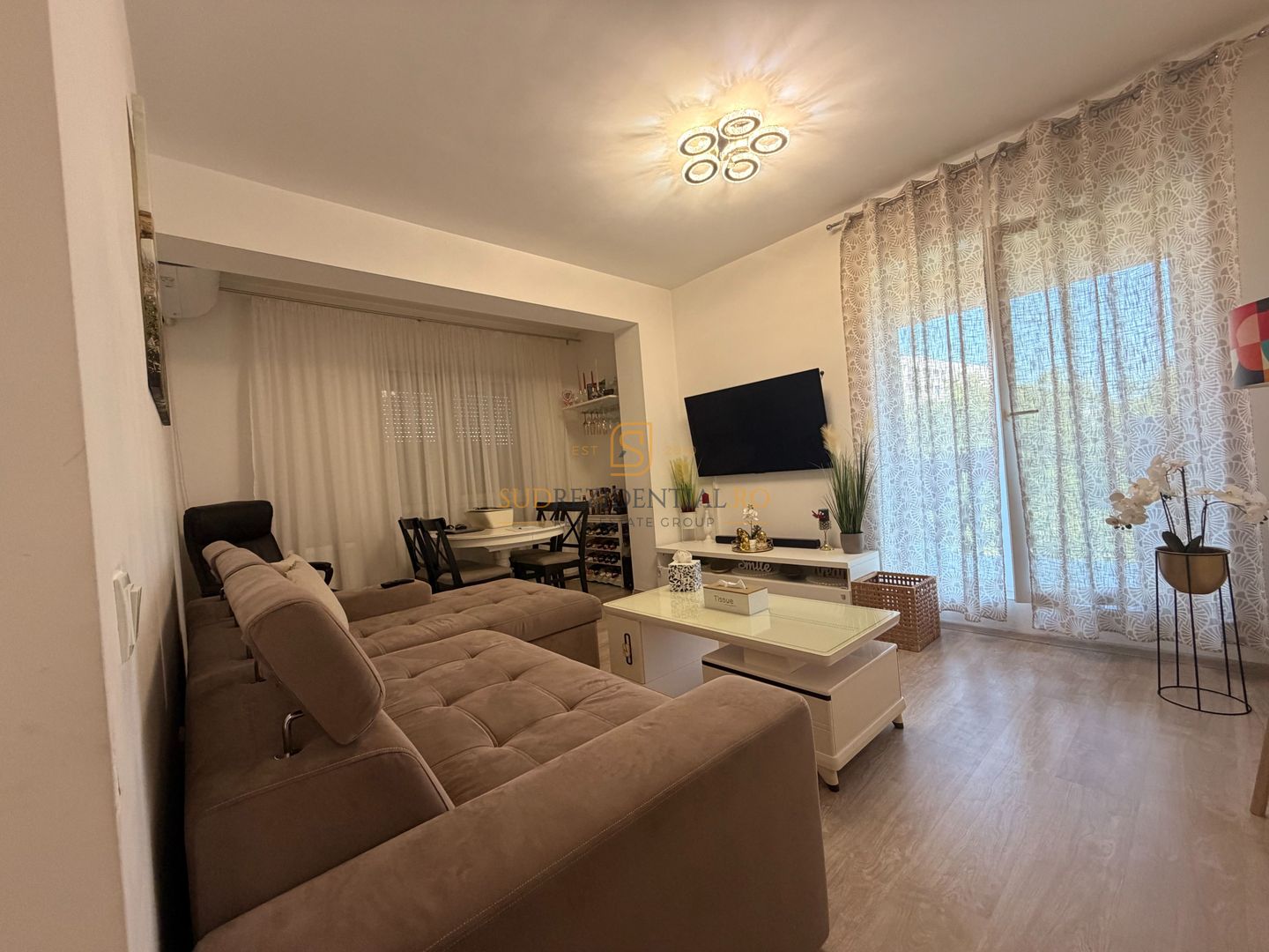 Confort și Eleganță: Apartament 3 Camere în Inima Sectorului 4 - Poză 1