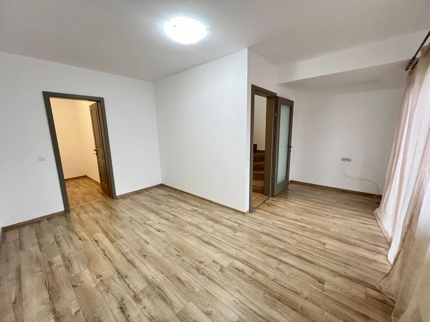 Casa cu 7 camere | 3 balcoane | Garaj | 220 mp + 80 mp curte | Cartier Panorama - Poză 17