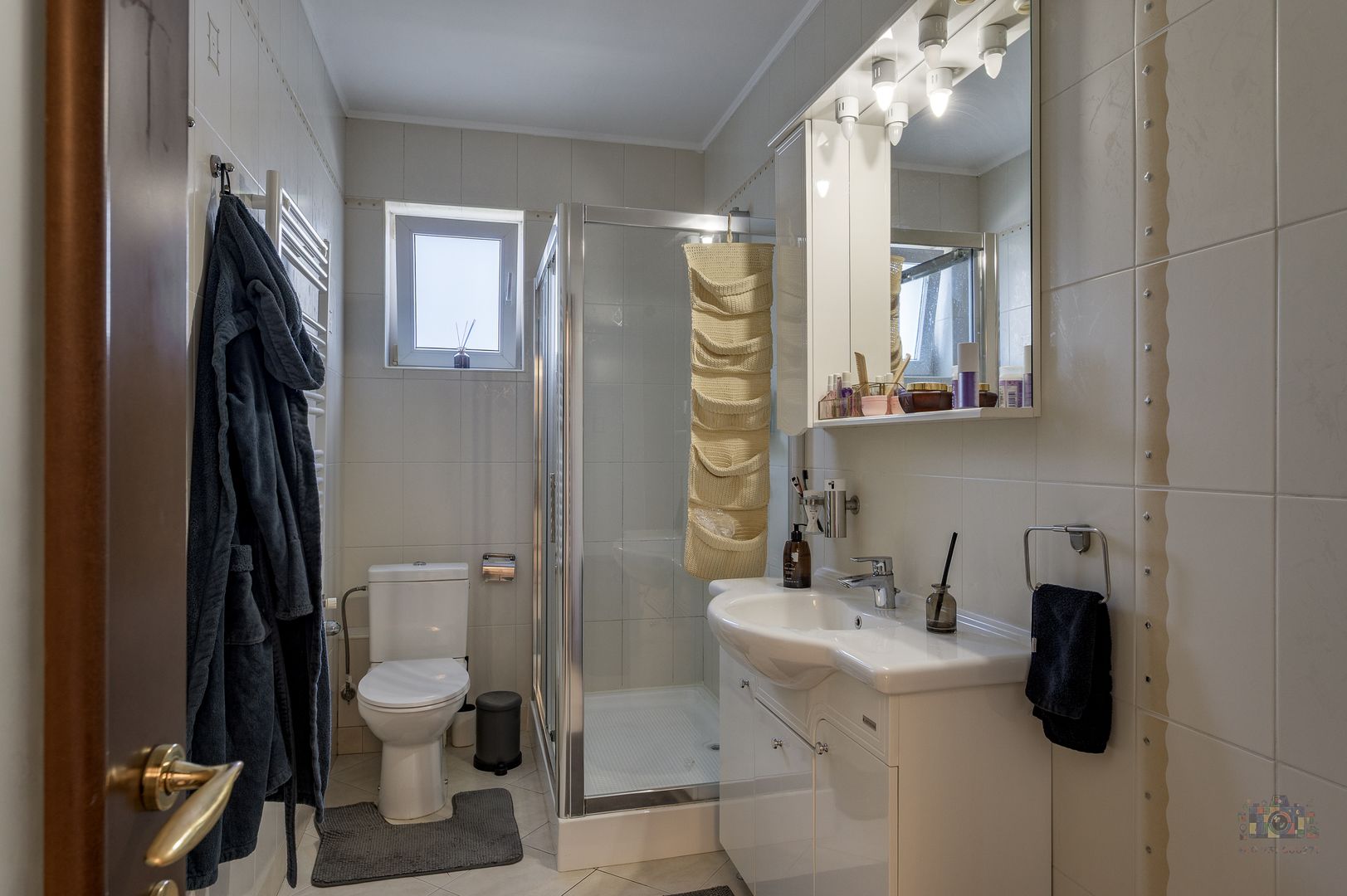 Vilă renovată P+1+M  | Foișor vitrat, grădină și jacuzzi - Poză 10