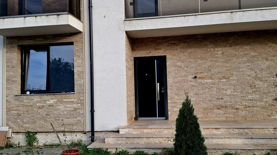 BUFTEA - APARTAMENT 3 CAMERE CU TRERASA SI CURTE. - Poză 2