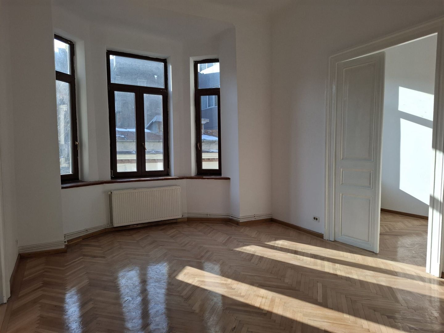 URGENT!, et. 1/P+2+M in vila arhitectonica, liber, NEGOCIABIL - Poză 1