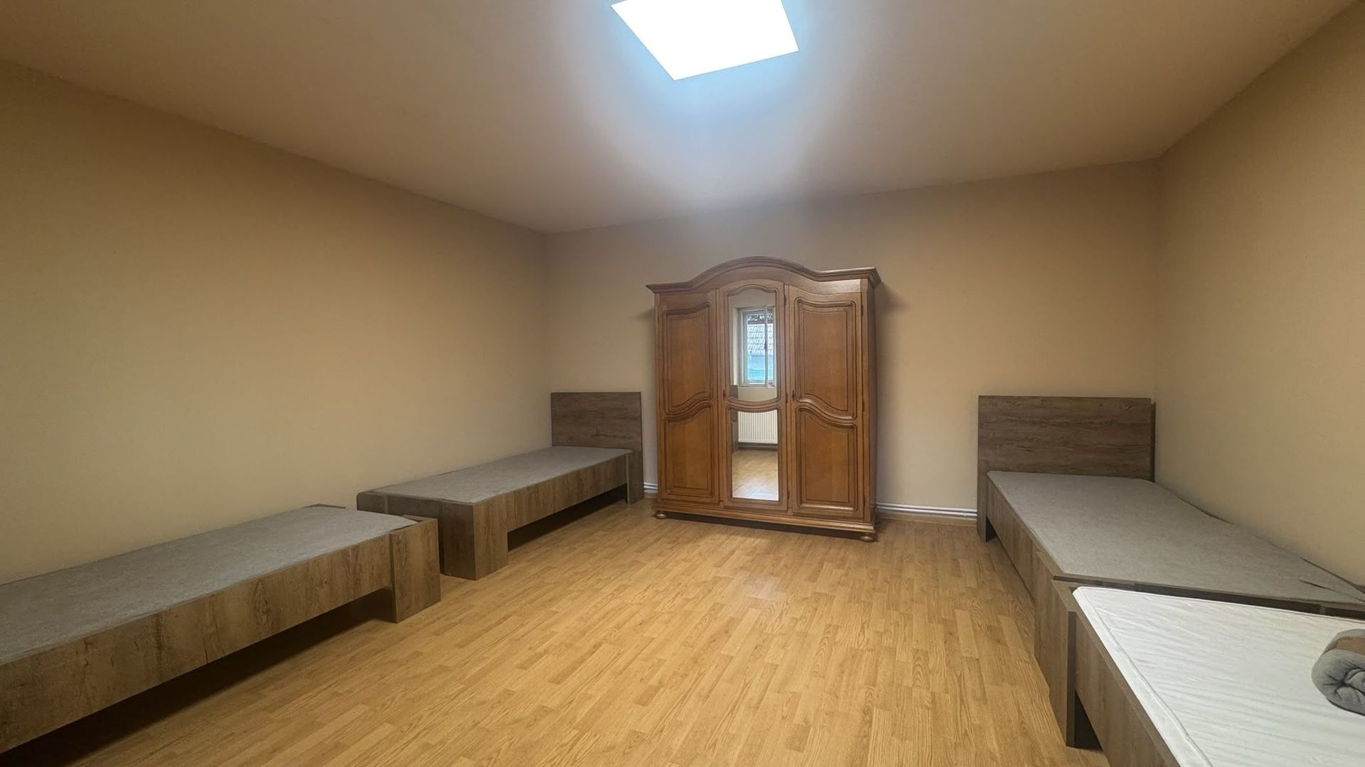 Casa de inchiriat 15 locuri cazare angajati, muncitori Micalaca Arad - Poză 1