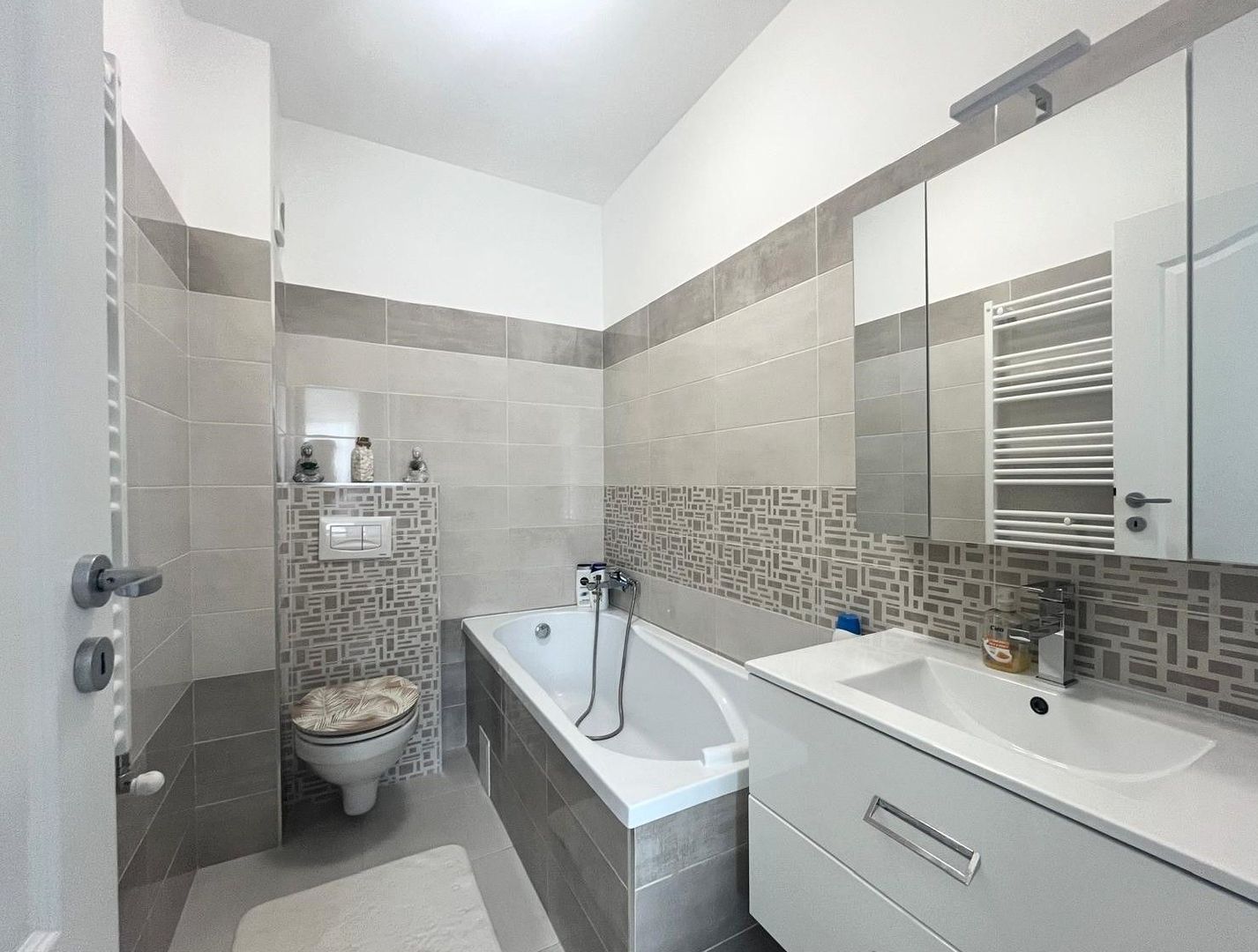 Vindem apartament  complet mobilat modern cu 2 bai zona Ghimbav - Poză 10