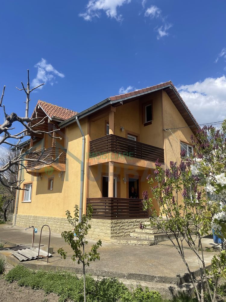 Casă cu etaj, Gropnița, sat Bulbucani – central, mobilată complet - Poză 1