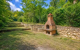 Nu este doar o vilă. Este refugiul tău verde cu 38 ari și pădurice proprie! - Poză 4