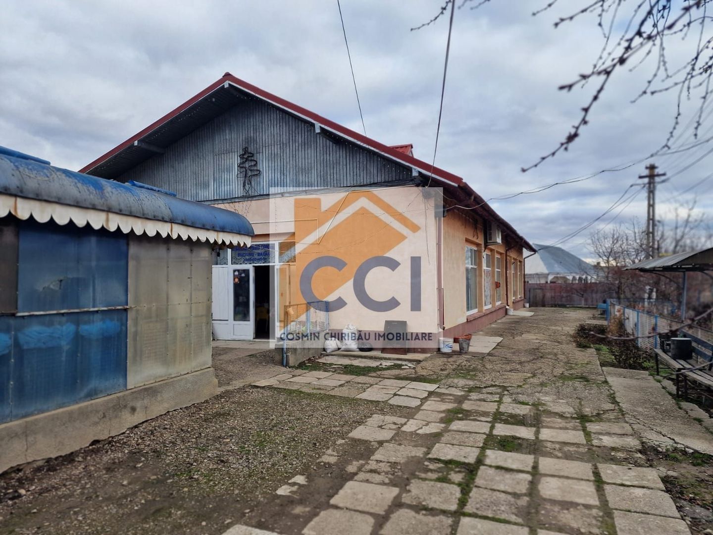 Se oferă spre vânzare / închiriere clădire cu spațiu comercial - Poză 13