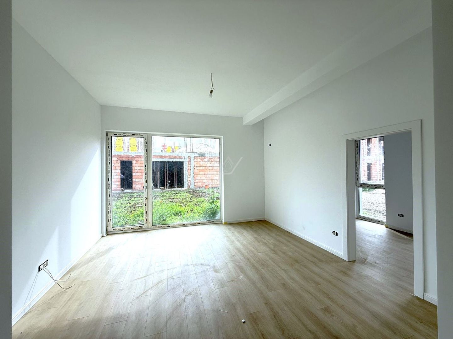 Bloc finalizat. Gradina proprie 52 mp. Decomandat. Loc de parcare. - Poză 1