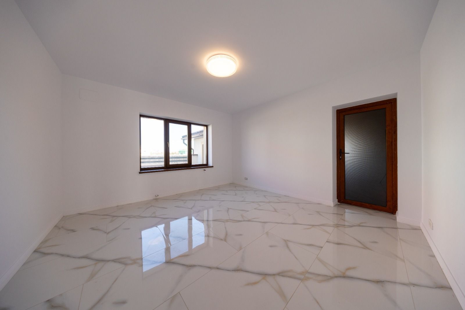 Casa 6 dormitoare+4 bai -1500 mp teren-Sacele - Poză 6