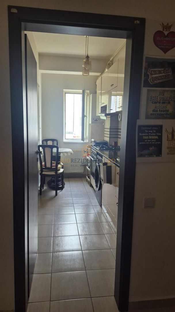 Garsonieră decomandată cu balcon, complet mobilată și utilată - Poză 10