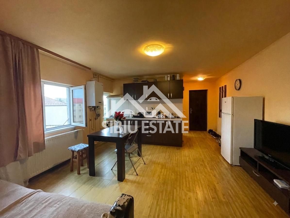 Apartament luminos cu 2 camere, la mansardă, în zonă căutată - Poză 1
