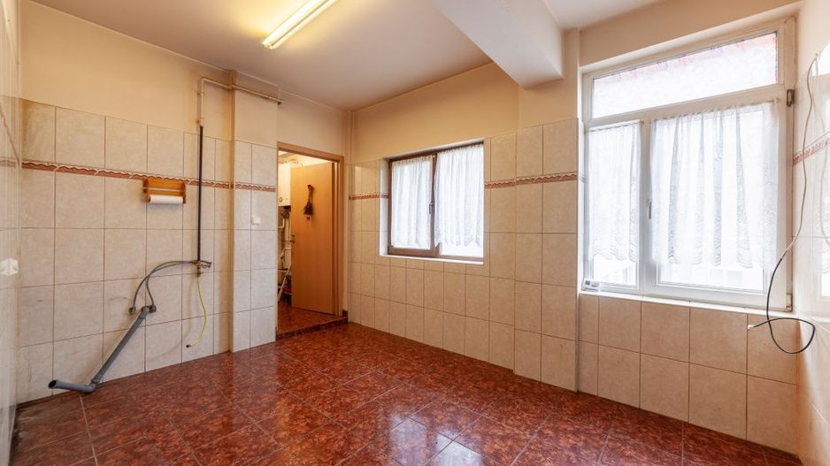 Dedeman-Big  3 camere parter inalt- bloc 2008 & parcare curte privata - Poză 9