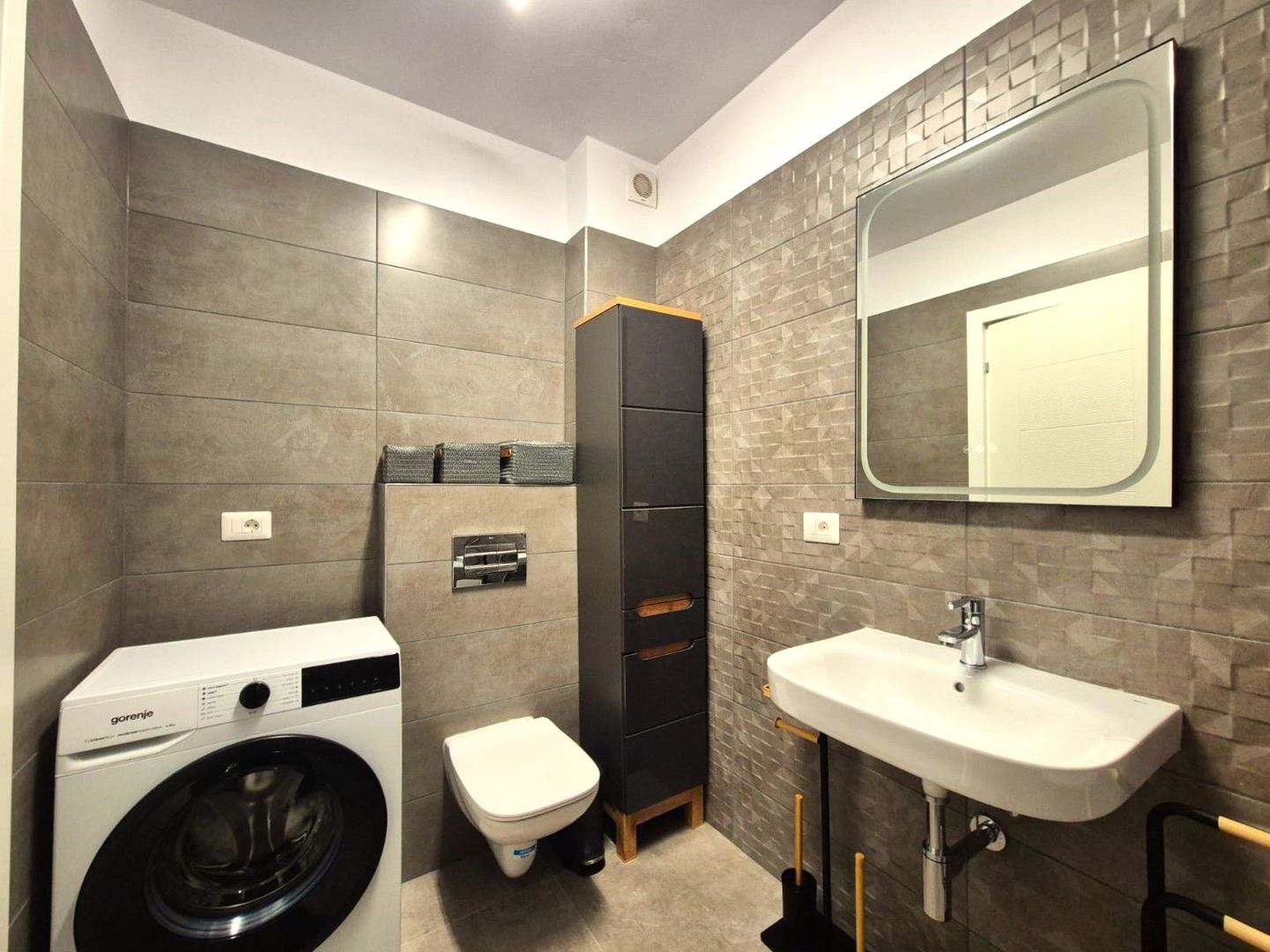 La PRIMA  închiriere, apartament spatios, într-o zonă de case,, loc parcare, - Poză 13