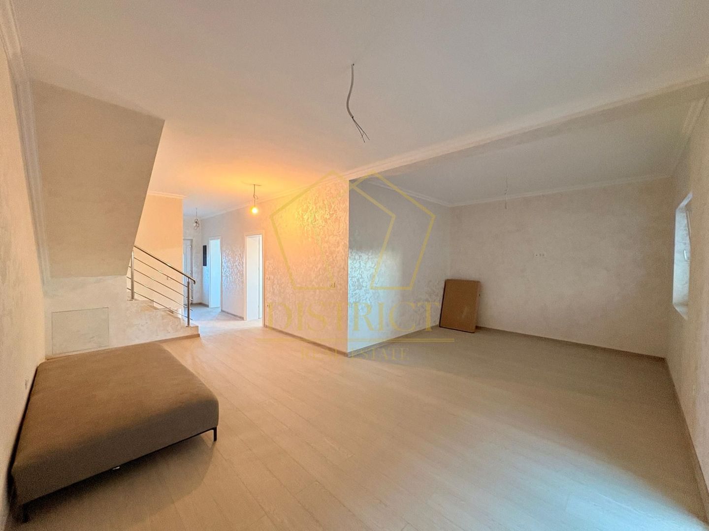 Duplex cu 4 camere si bucătărie închisă | Mosnita Veche - Poză 1