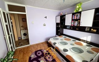 Apartament cu 3 camere in zona centrala - Filiasi - Poză 14
