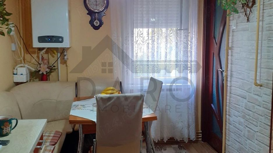 Apartament cu 3 camere de vanzare - Poză 2