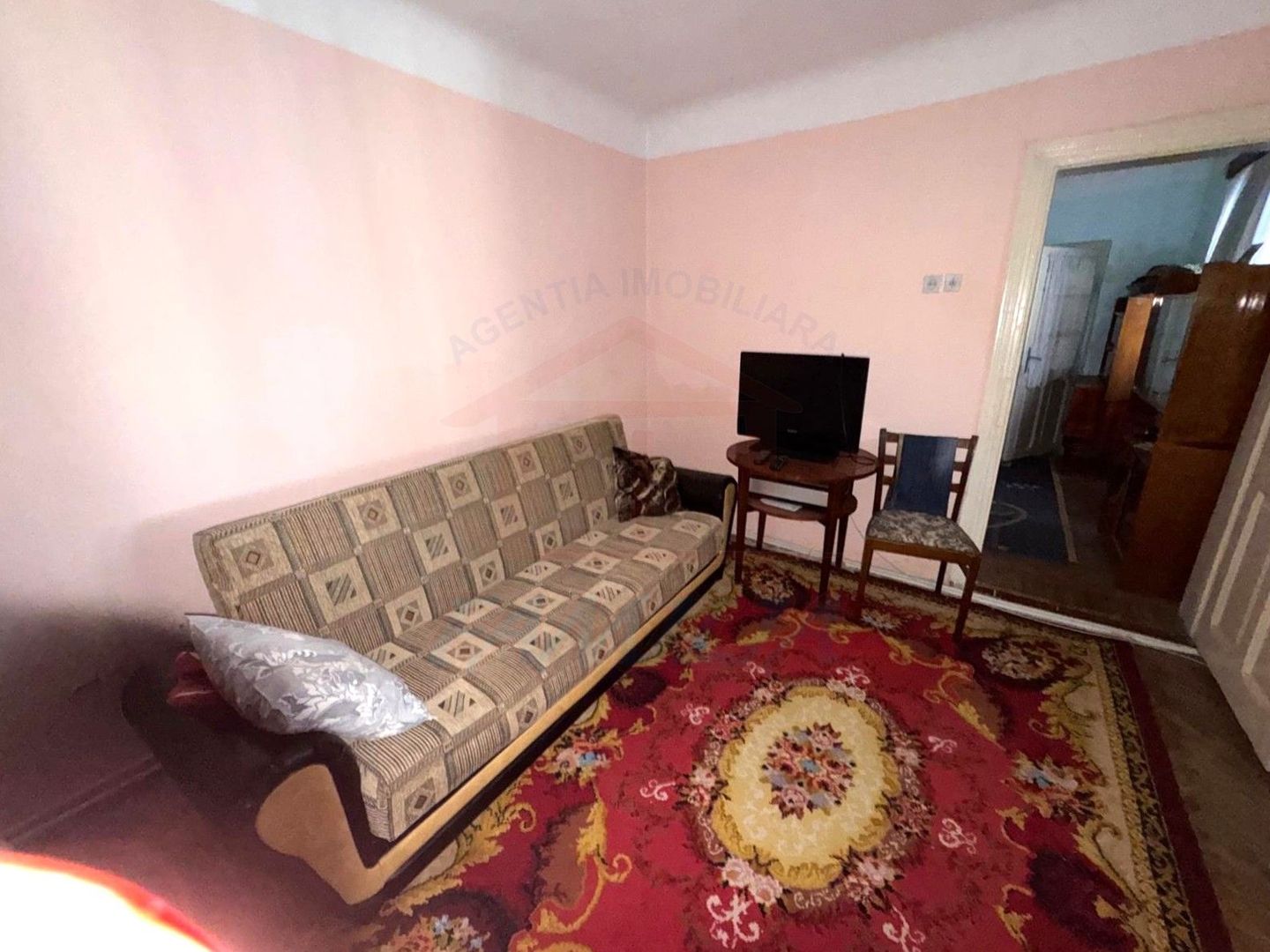 Casă cu arhitectură pragmatică în zona Port - Poză 3