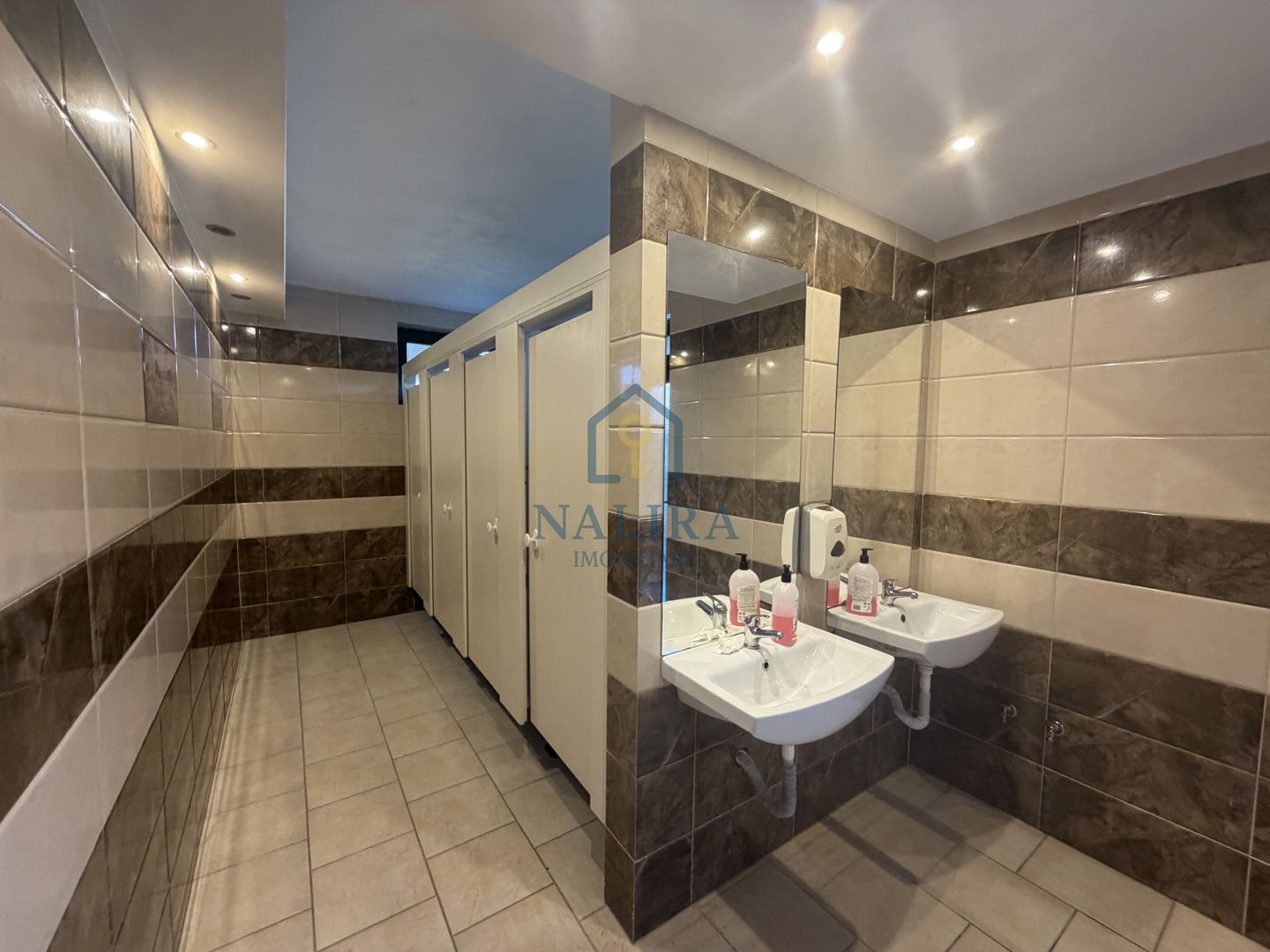 Proprietate unică de vânzare – piscină, restaurant, terasă - Poză 9