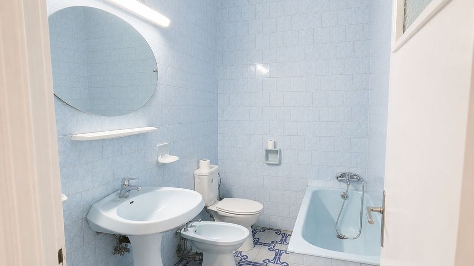 Apartament spațios cu 3 camere, 87 mp utili, 2 garaje, etaj 1 la casă - Poză 7