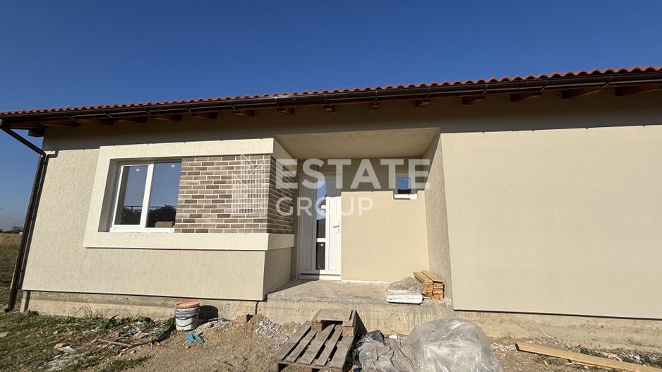 Casa individuala cu 4 camere in Mosnita Noua zona Castel - Poză 3