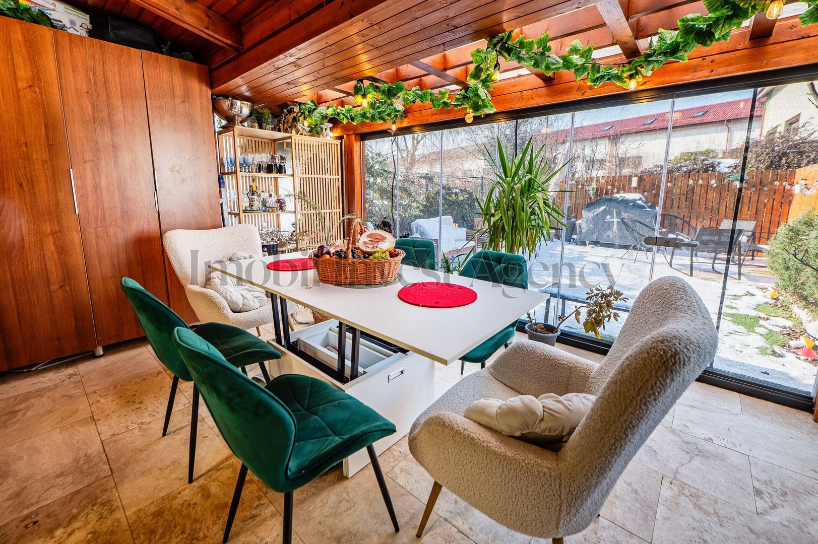 Duplex P+1+M cu grădină proprie, terasă și acces la piscină. - Poză 22