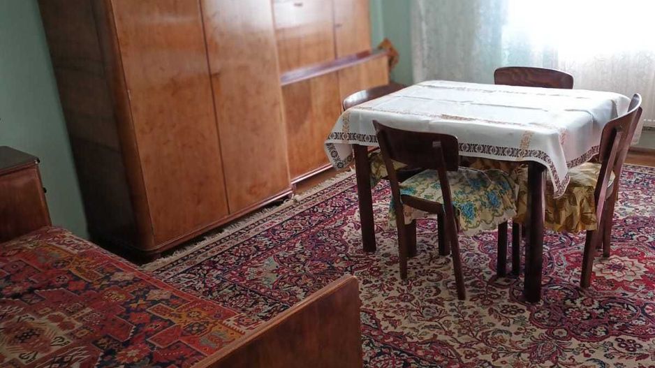 Casa cu etaj, 4 camere, central, cu acces auto in curte - Poză 6