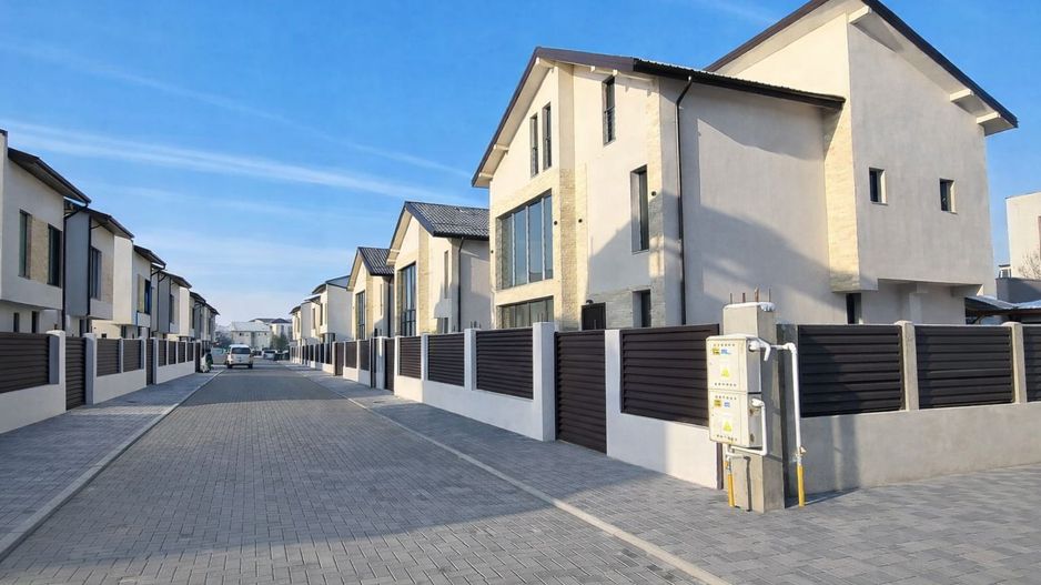 Casa..Vila cu 5 camere de vanzare.......Nord Bragadiru..... - Poză 1